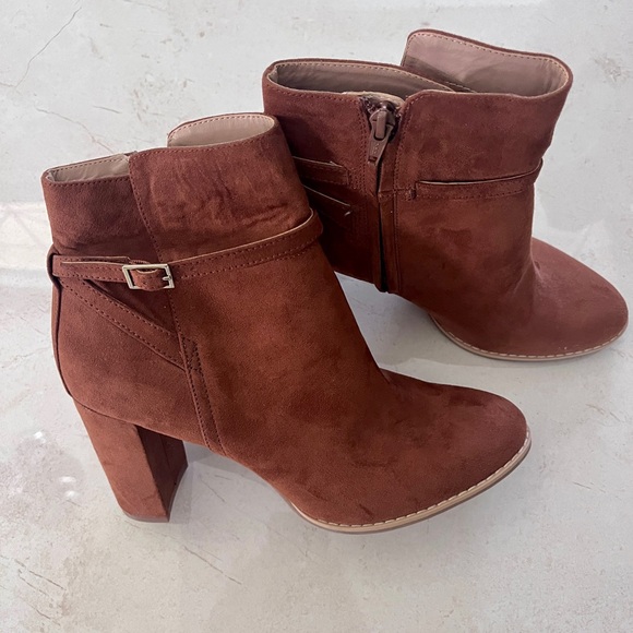 NEW Banana Republic brown suede boots - never worn - Picture 2 of 4